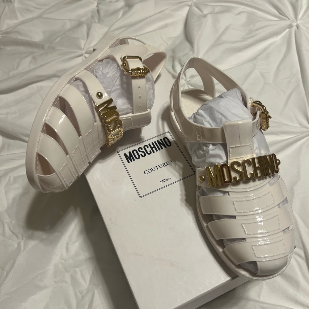 I’m selling a brand new Moschino sandals 37.5